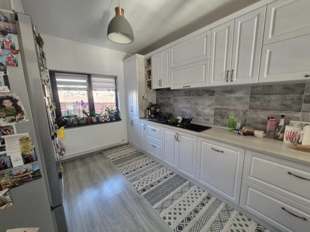 Apartament 4 camere - Miroslava
