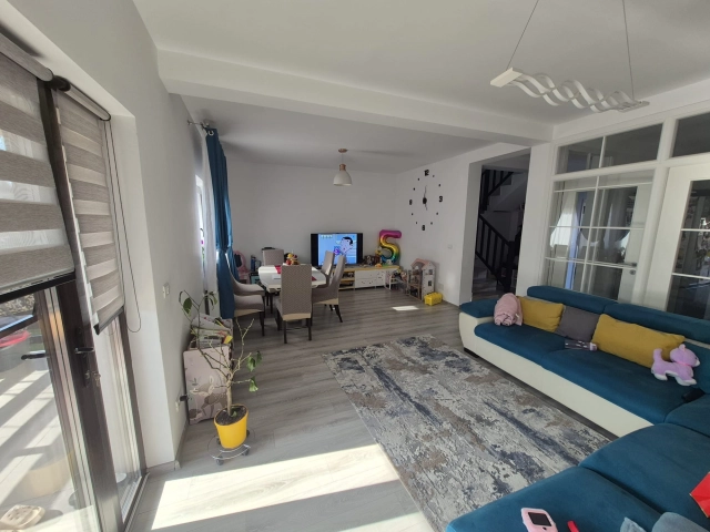 Apartament 4 camere - Miroslava