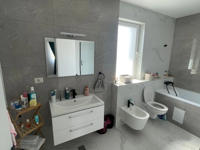 Apartament 4 camere - Miroslava