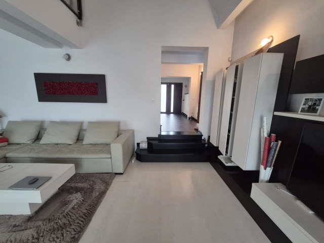 Apartament 5 camere - Bucium
