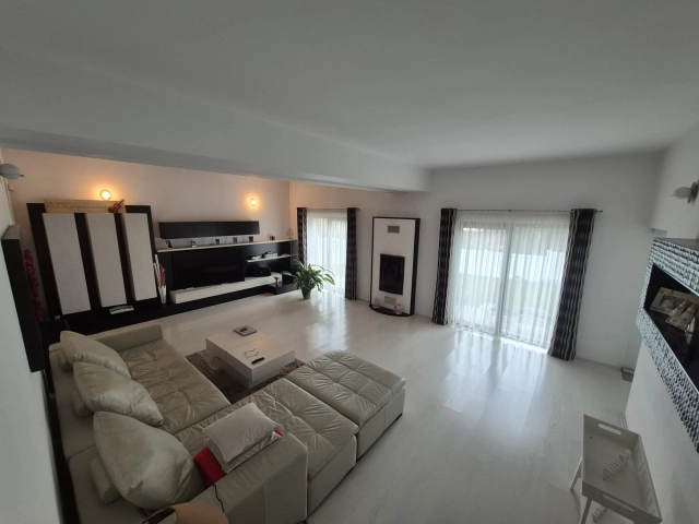 Apartament 5 camere - Bucium