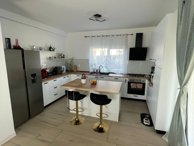 Apartament 4 camere - Miroslava