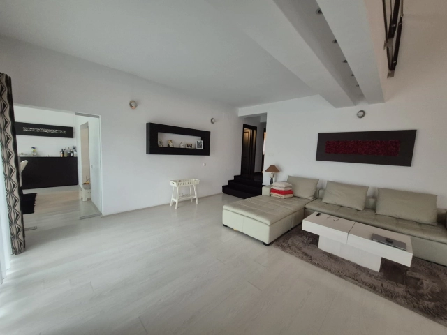 Apartament 5 camere - Bucium