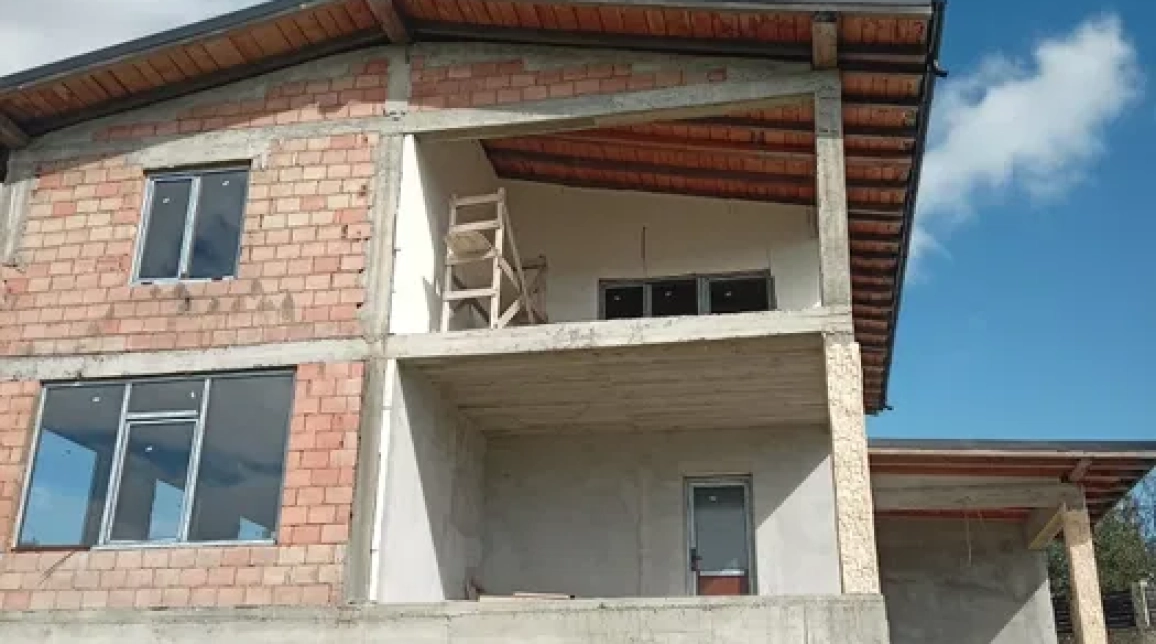 Oferta Casa de vanzare, 5 camere, 200 mp, Est,  Polivalenta imagine 1