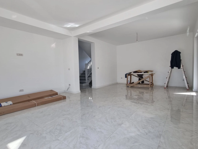 Apartament 4 camere - Bucium