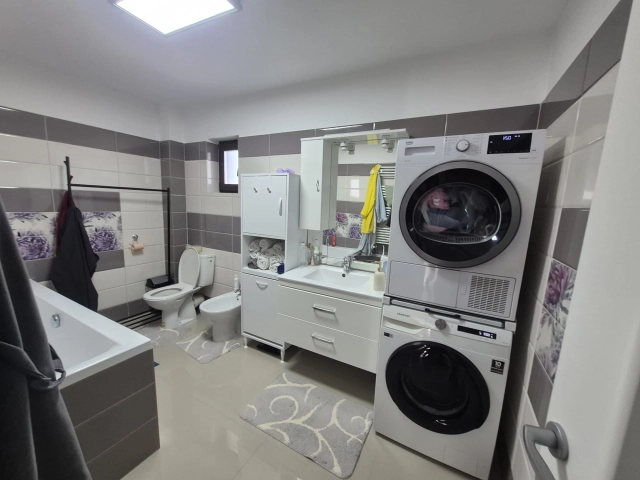 Apartament 4 camere - Miroslava