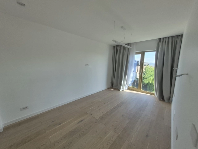 Apartament 5 camere - Miroslava