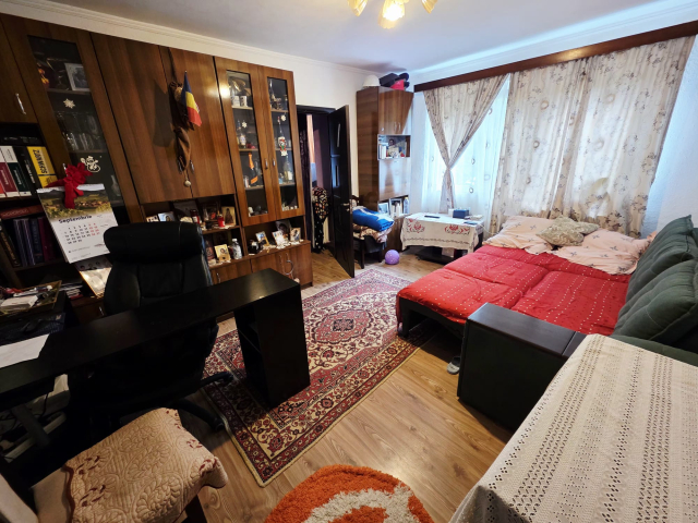 Apartament de vanzare, 3 camere,  nedecomandat,  50 mp, Alexandru cel Bun,  (Piata Alexandru) 163330
