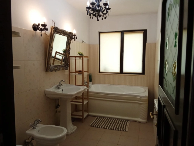 Apartament 8 camere - Bucium