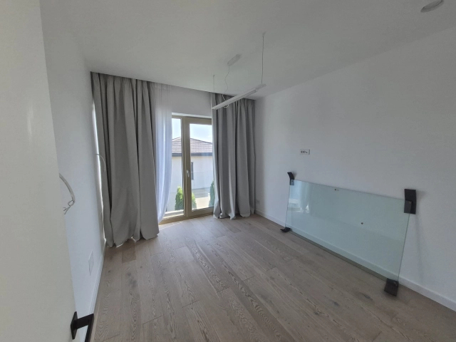 Apartament 5 camere - Miroslava