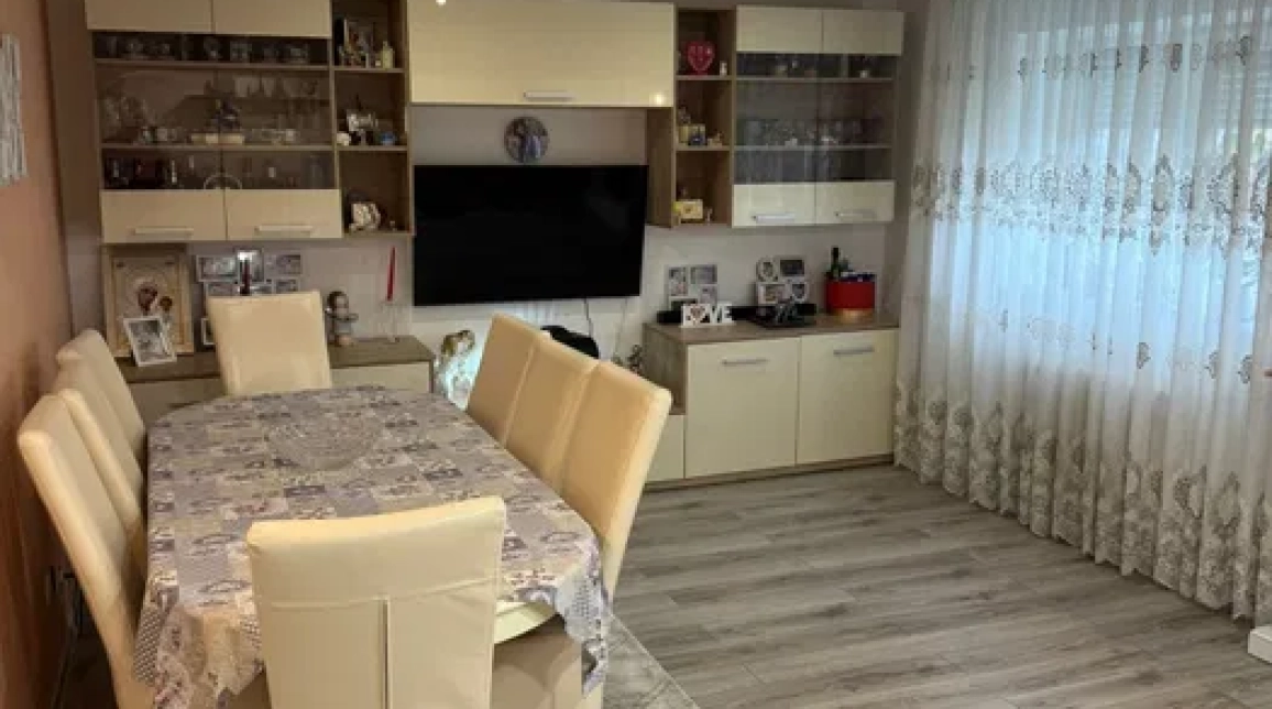 Oferta Apartament, 4 camere decomandat, 100 mp, Savinesti, de vanzare imagine 1