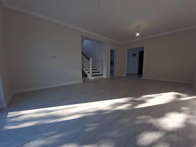 Apartament 4 camere - Miroslava
