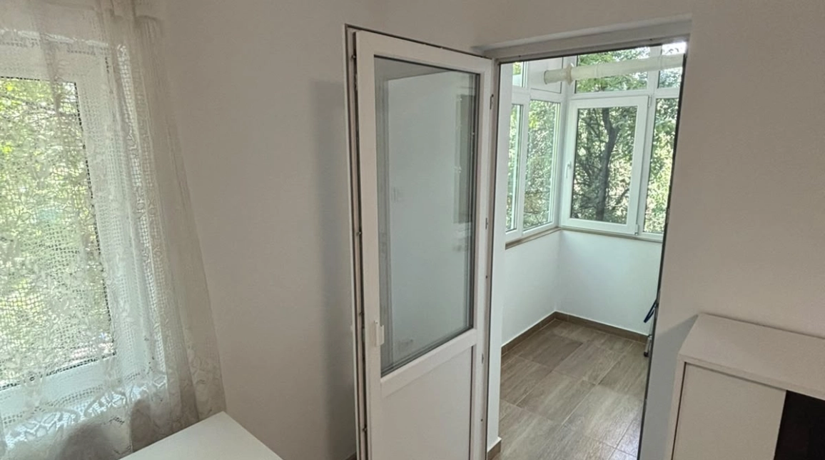 Oferta Apartament, 2 camere semidecomandat, 45 mp, Podul de Fier, de inchiriat,  Tg. Cucu imagine 6