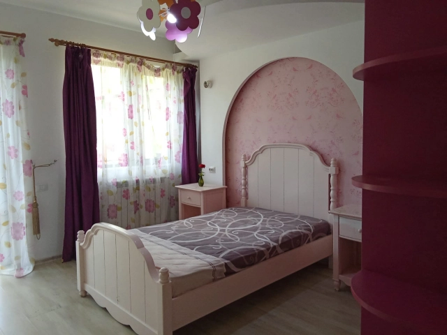 Apartament 8 camere - Bucium
