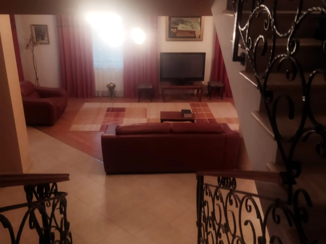Apartament 9 camere - Bucium