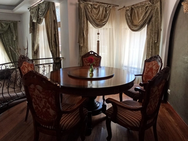 Apartament 8 camere - Bucium