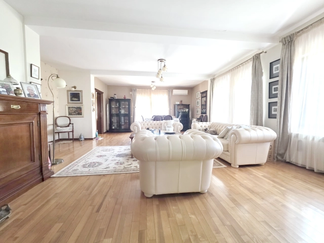 Apartament 4 camere - Bucium