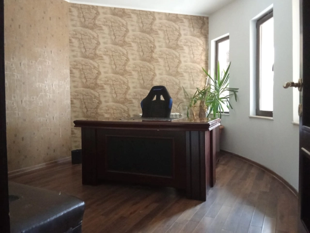 Apartament 8 camere - Bucium