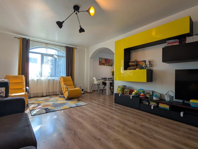 Apartament 4 camere - Lunca Cetatuii