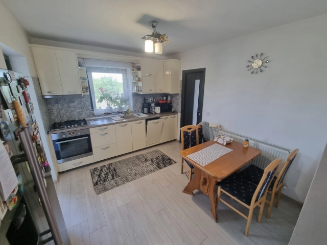 Apartament 4 camere - Aroneanu