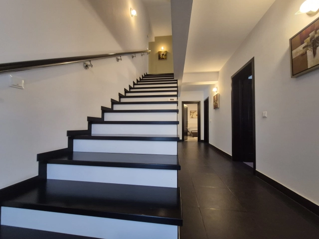 Apartament 5 camere - Bucium
