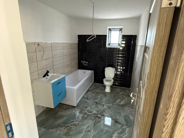 Apartament 4 camere - Tomesti