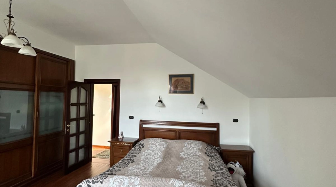 Oferta Bucium casa 280 mp, 5 camere, de vanzare,  in statia de autobuz 30 imagine 19