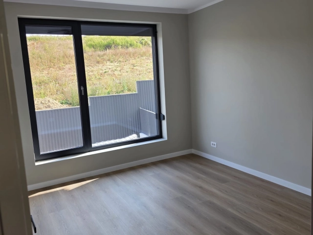 Apartament 4 camere - Miroslava