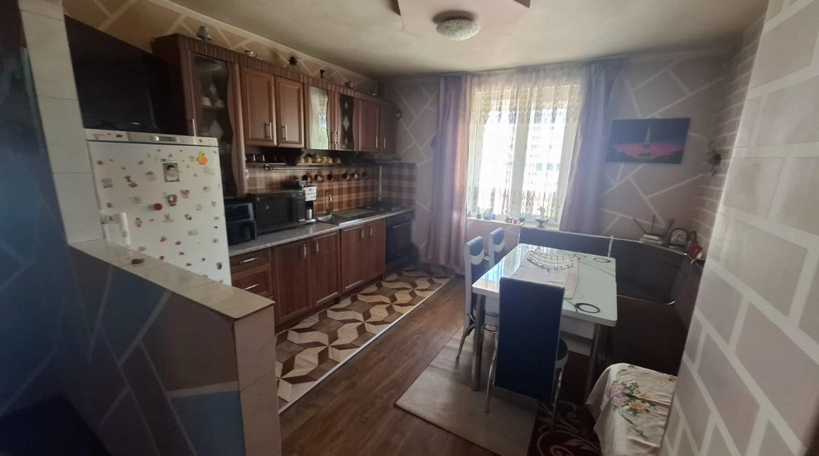 Oferta Roznov apartament 110 mp, 3 camere, decomandat, de vanzare imagine 1