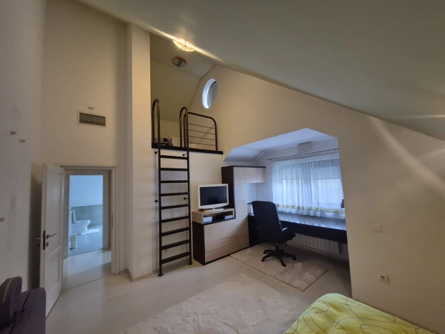 Apartament 5 camere - Bucium