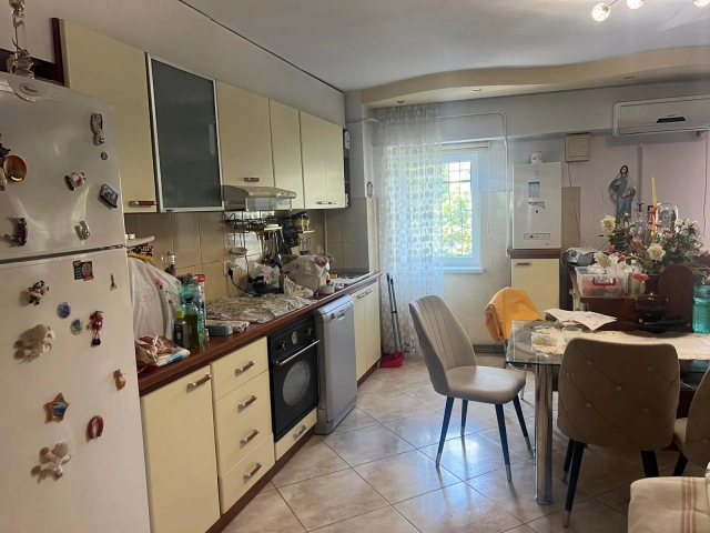 Apartament 3 camere - Centru