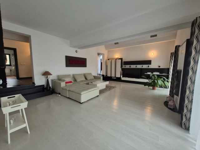 Apartament 5 camere - Bucium
