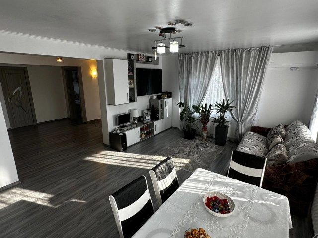 Apartament 3 camere - Tomesti