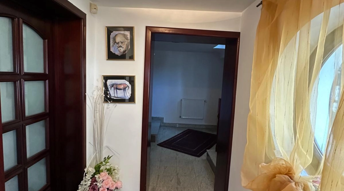 Oferta Bucium casa 280 mp, 5 camere, de vanzare,  in statia de autobuz 30 imagine 3