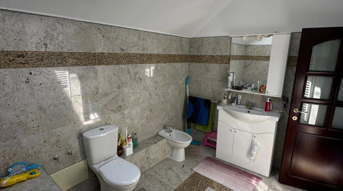 Oferta Bucium casa 280 mp, 5 camere, de vanzare,  in statia de autobuz 30 imagine 5