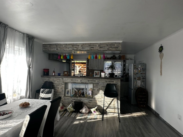 Apartament 3 camere - Tomesti