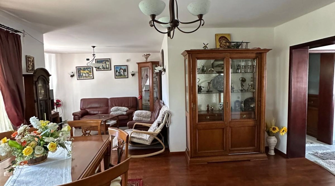 Oferta Bucium casa 280 mp, 5 camere, de vanzare,  in statia de autobuz 30 imagine 4