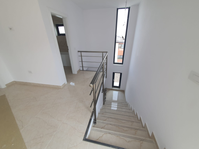 Apartament nou de vanzare, 3 camere,  decomandat,  80 mp, CUG,  (Valea Adanca - gradina si parcare proprie) 162180