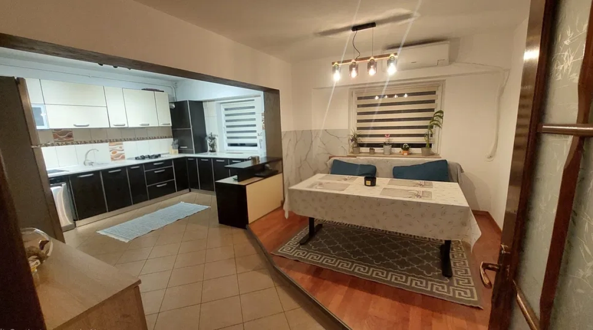 Oferta Calea Romanului apartament 95 mp, 4 camere, decomandat, de vanzare imagine 1