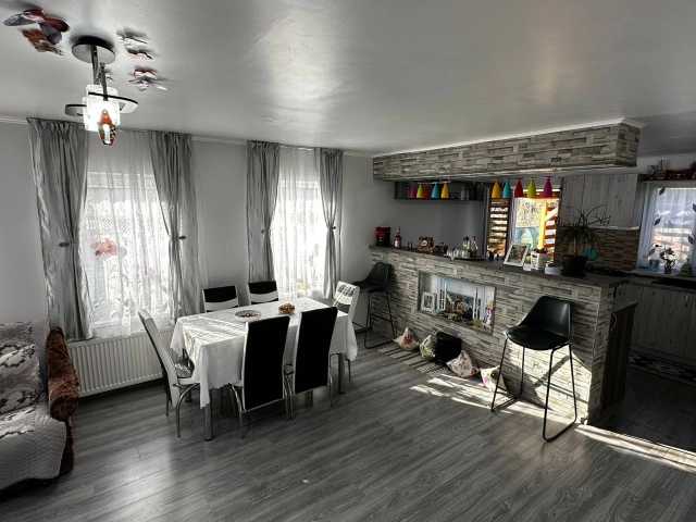 Apartament 3 camere - Tomesti