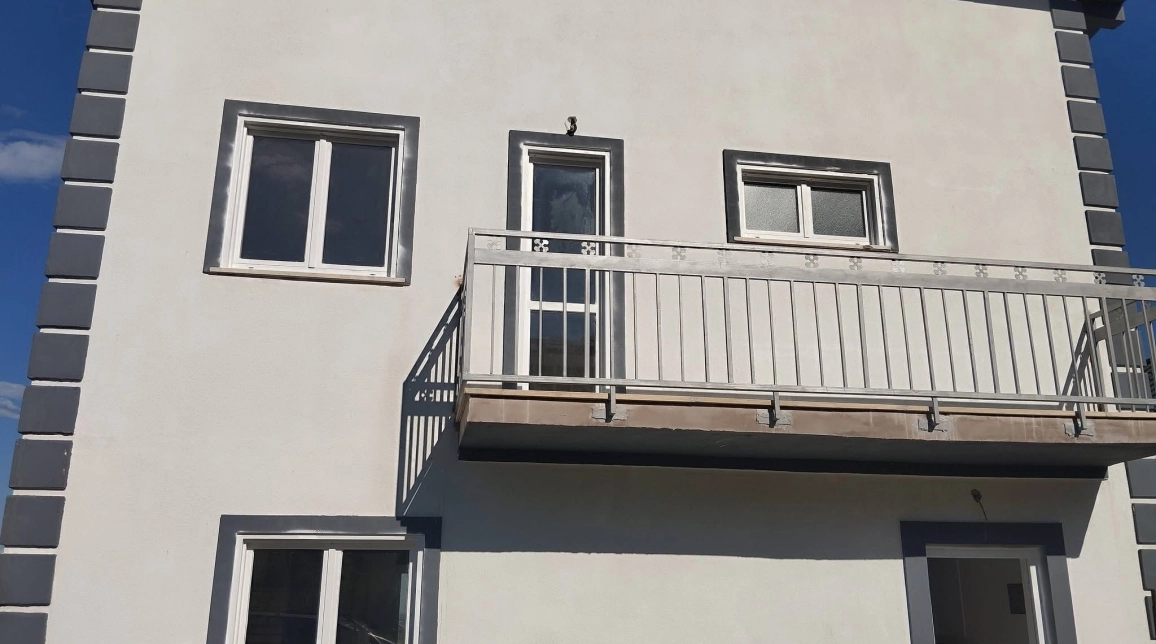Oferta De vanzare casa, 4 camere, 155 mp, Est,   Deal Pietricica imagine 1