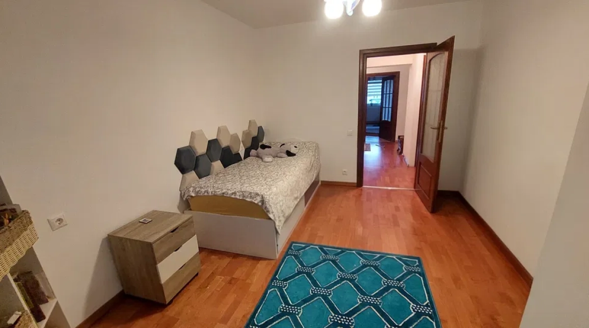 Oferta Calea Romanului apartament 95 mp, 4 camere, decomandat, de vanzare imagine 3