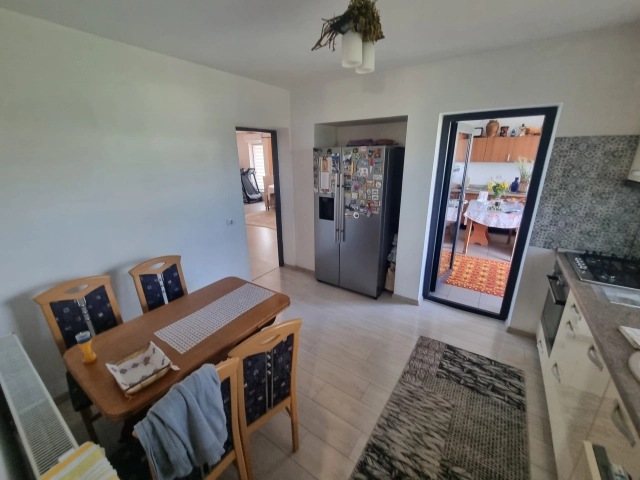 Apartament 4 camere - Aroneanu
