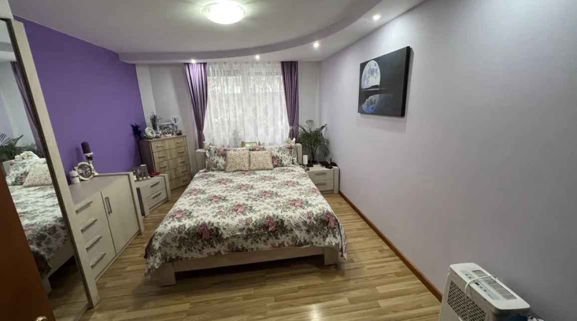 Oferta Apartament, 3 camere decomandat, 69 mp, Central, de vanzare,  Salon Coquette imagine 2