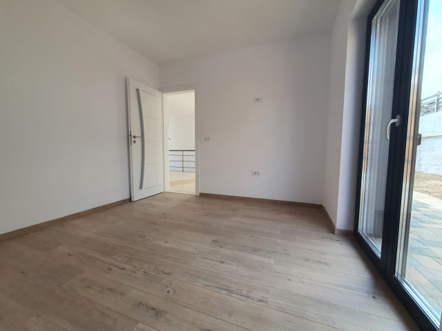 Apartament nou de vanzare, 3 camere,  decomandat,  80 mp, CUG,  (Valea Adanca - gradina si parcare proprie) 162180