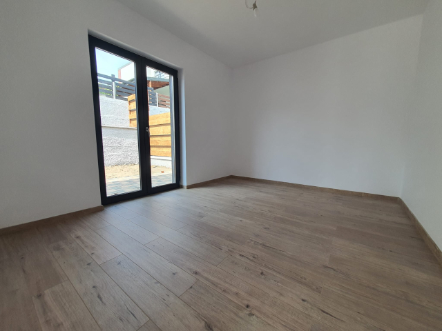 Apartament nou de vanzare, 3 camere,  decomandat,  80 mp, CUG,  (Valea Adanca - gradina si parcare proprie) 162180