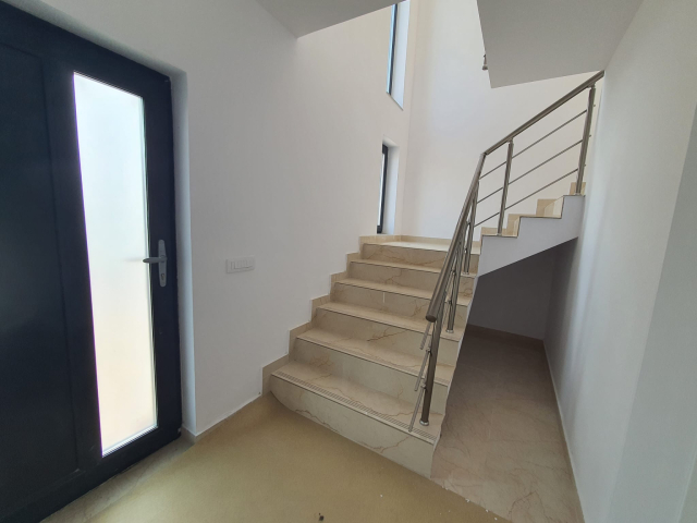 Apartament nou de vanzare, 3 camere,  decomandat,  80 mp, CUG,  (Valea Adanca - gradina si parcare proprie) 162180