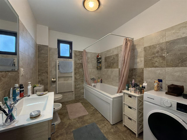 3 camere,  94mp, de vanzare vila in zona Tomesti,  (inainte de biserica) 162318