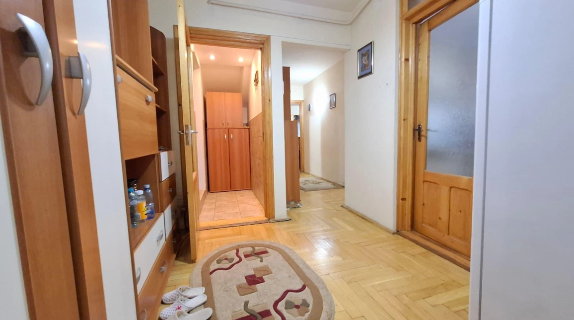 Oferta 3 camere, semidecomandat, 60 mp, de vanzare apartament in zona Nicolina,  Nicolina 2 imagine 1