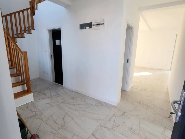 Apartament 4 camere - Uricani